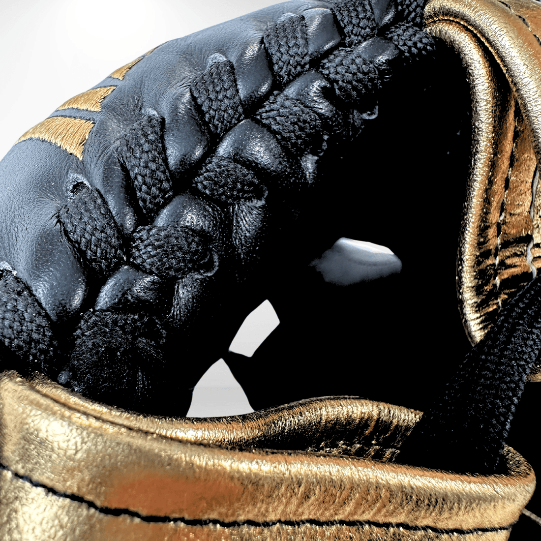 Casco Boxeo Barra Piel Completa Sparring Negro y Bordado Dorado - Echaleku Boxeo