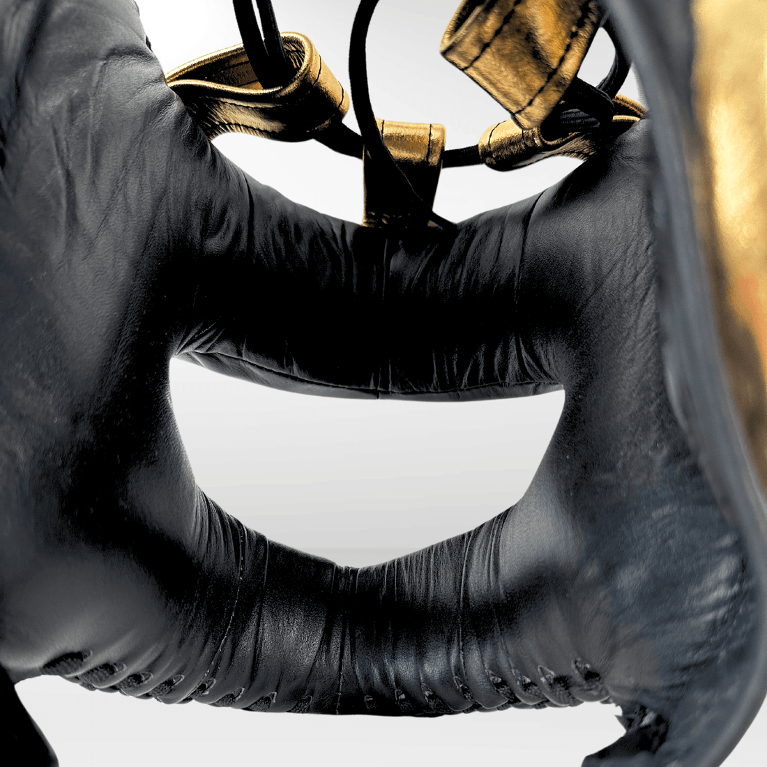 Casco Boxeo Barra Piel Completa Sparring Negro y Bordado Dorado - Echaleku Boxeo