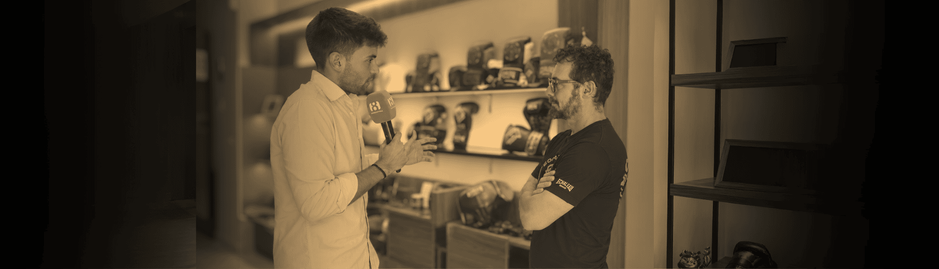 Entrevista de 8Mediterráneo en la tienda Echaleku Boxeo de Valencia