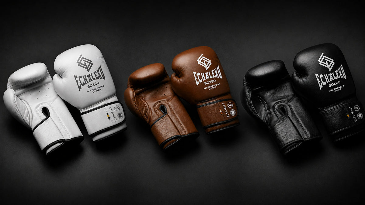 Tres pares de guantes Element Echaleku Boxeo en blanco, marrón y negro para comparar usos de sparring, manoplas y saco