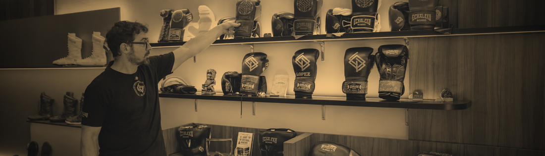 Javier Echaleku en la tienda con ring de Echaleku Boxeo, protagonista del artículo publicado por MARCA