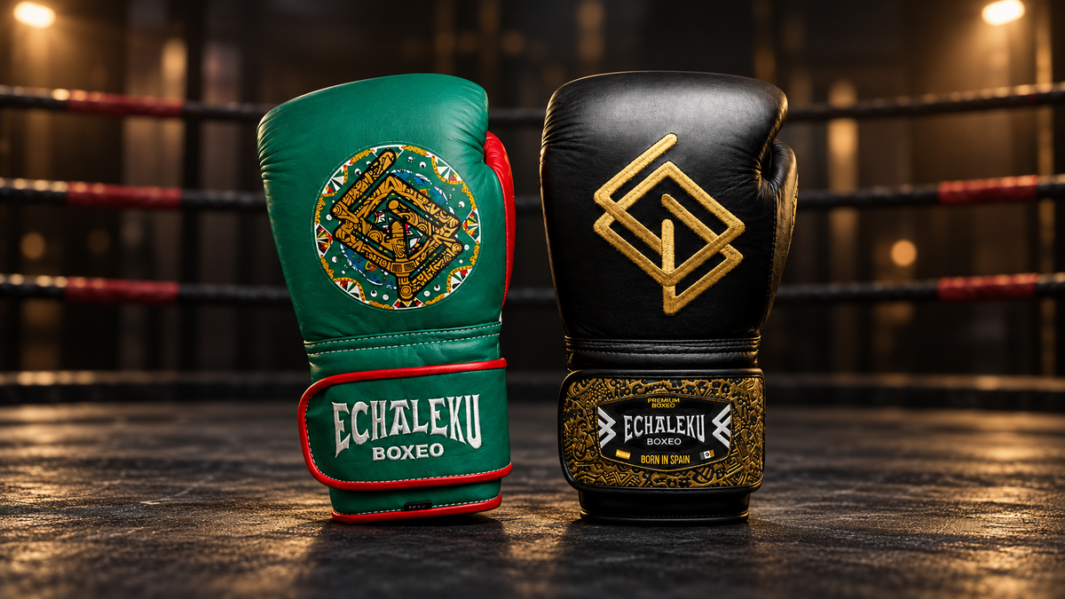 Guantes Azteca Orgullo Mexicano y Oro del Inframundo de ECHALEKU BOXEO juntos en un ring recreado.