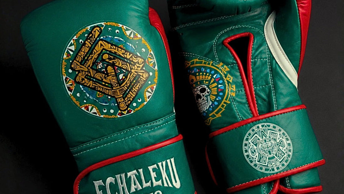 Bordados del dorso y el cierre de unos guantes Azteca verdes y rojos de ECHALEKU BOXEO