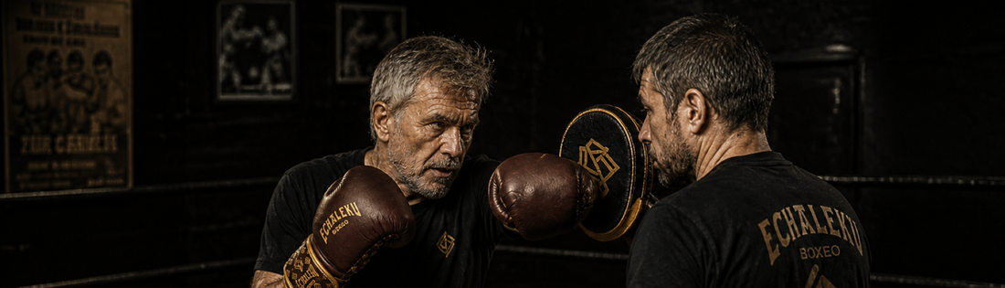 Boxeador mayor de 50 años entrenando técnica con un entrenador