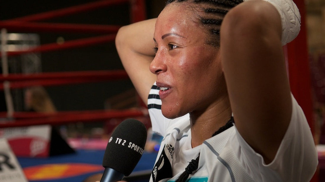 Cecilia Brækhus en el ring después de vencer a Jill Emery en Herning el 2 de abril de 2011