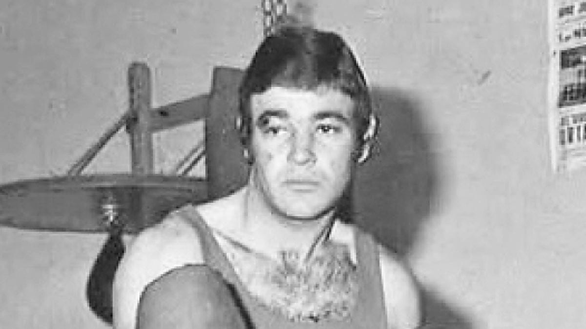 Cecilio Uco Lastra con guantes en el gimnasio durante su etapa como boxeador