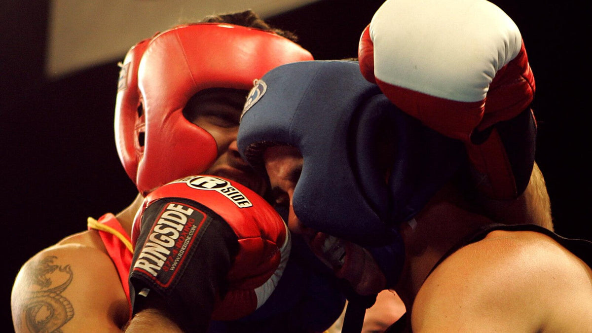 Dos boxeadores en un clinch durante un combate mientras esperan la intervención del árbitro
