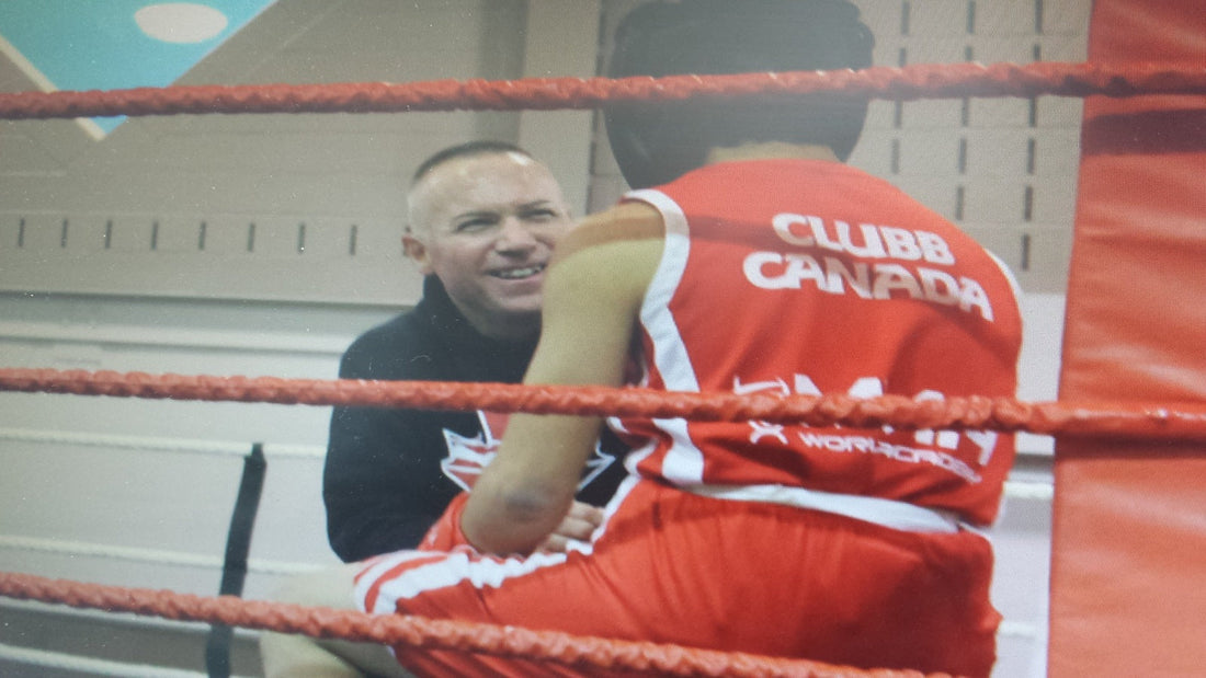 Noel Clubb conversa con Louise Reyes junto a las cuerdas del ring en Scarborough.