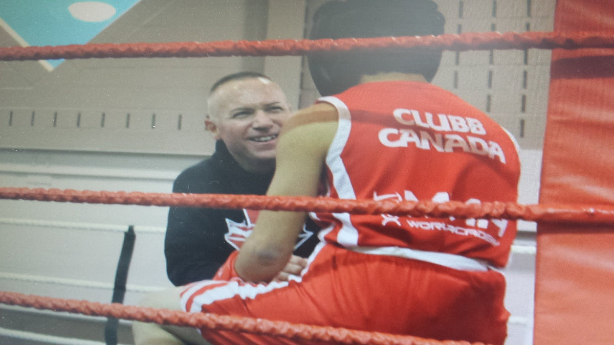 Noel Clubb conversa con Louise Reyes junto a las cuerdas del ring en Scarborough.