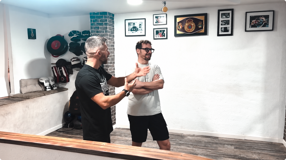 Carlos Sifre gesticula durante una conversación con Javier Echaleku en el gimnasio.
