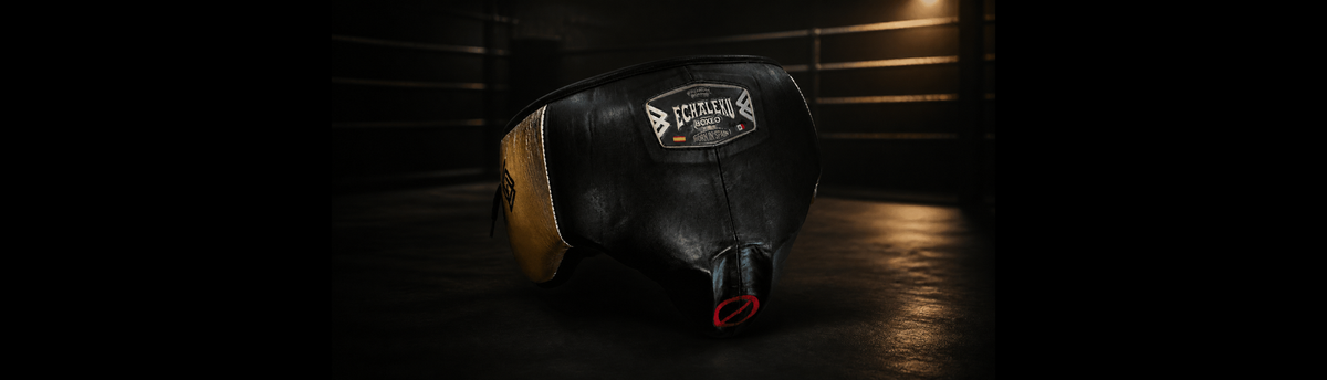 Coquilla de boxeo Echaleku Boxeo negra y dorada de piel, hecha a mano en México