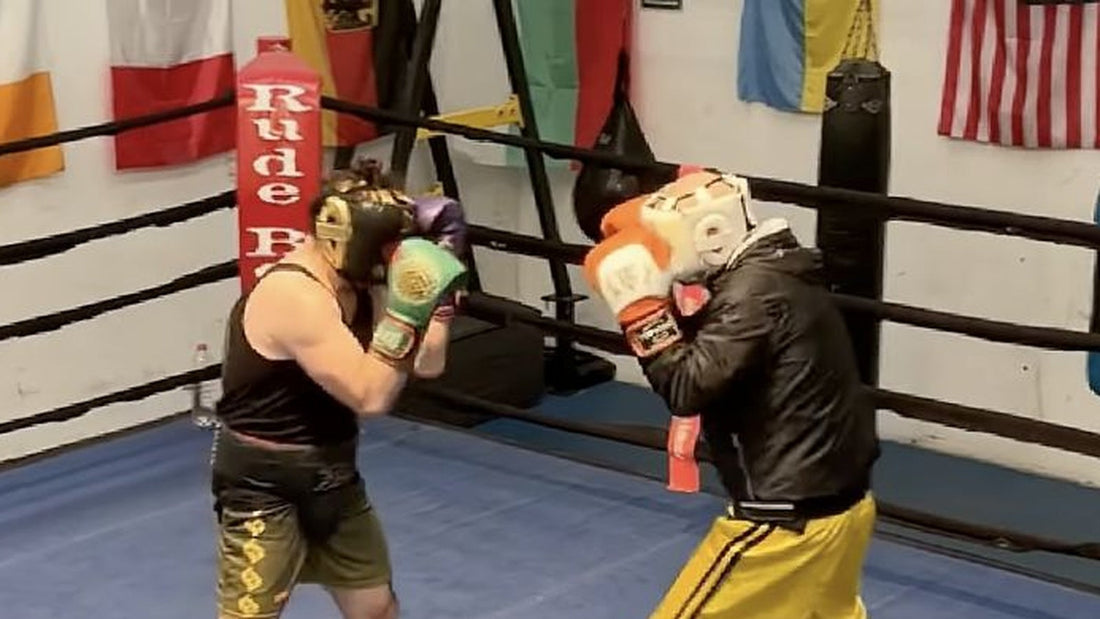 Javier Echaleku, con camiseta negra y guantes verdes, durante un sparring del Echaleku Boxing Tour en Benicarló.