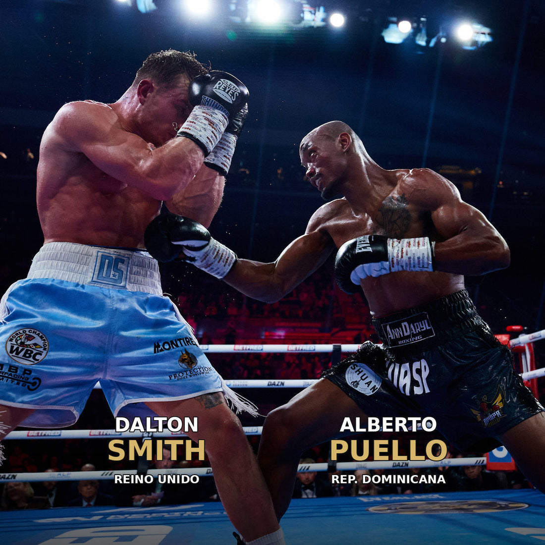 Dalton Smith, a la izquierda con pantalón azul claro, y Alberto Puello durante su mundial WBC en Sheffield.