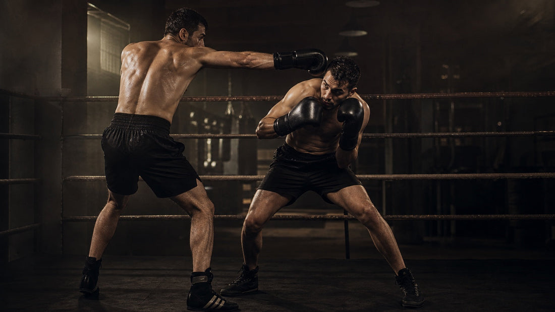 Boxeador esquiva un jab manteniendo la guardia y el equilibrio en el ring