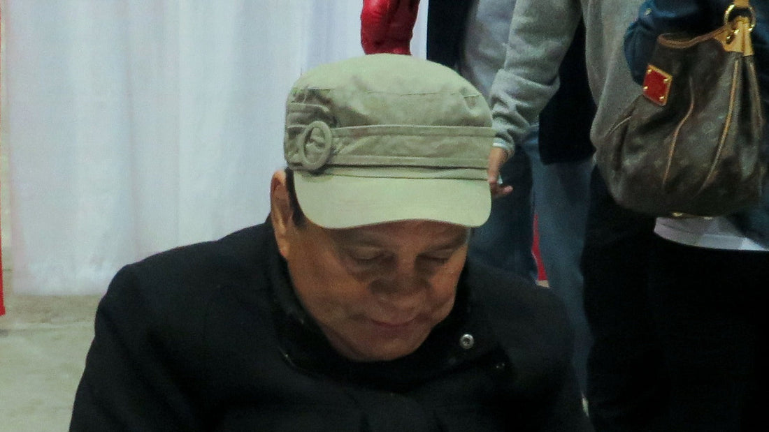 Roberto Durán en una firma de autógrafos en Houston en enero de 2014; fotografía de EricEnfermero.