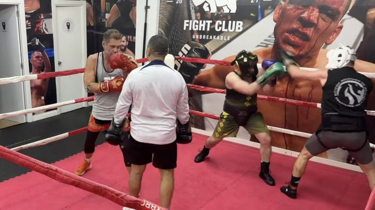 Varios boxeadores trabajando por parejas dentro del ring de Stockton Valencia.