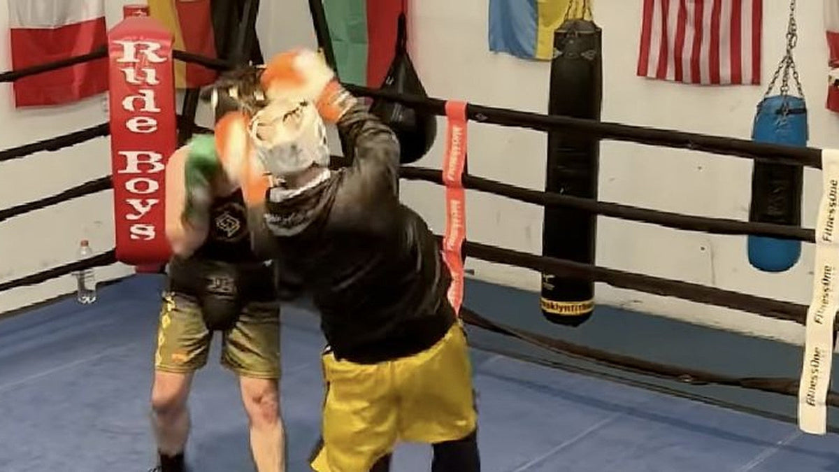 Dos boxeadores con guantes durante una sesión de sparring en Benicarló.