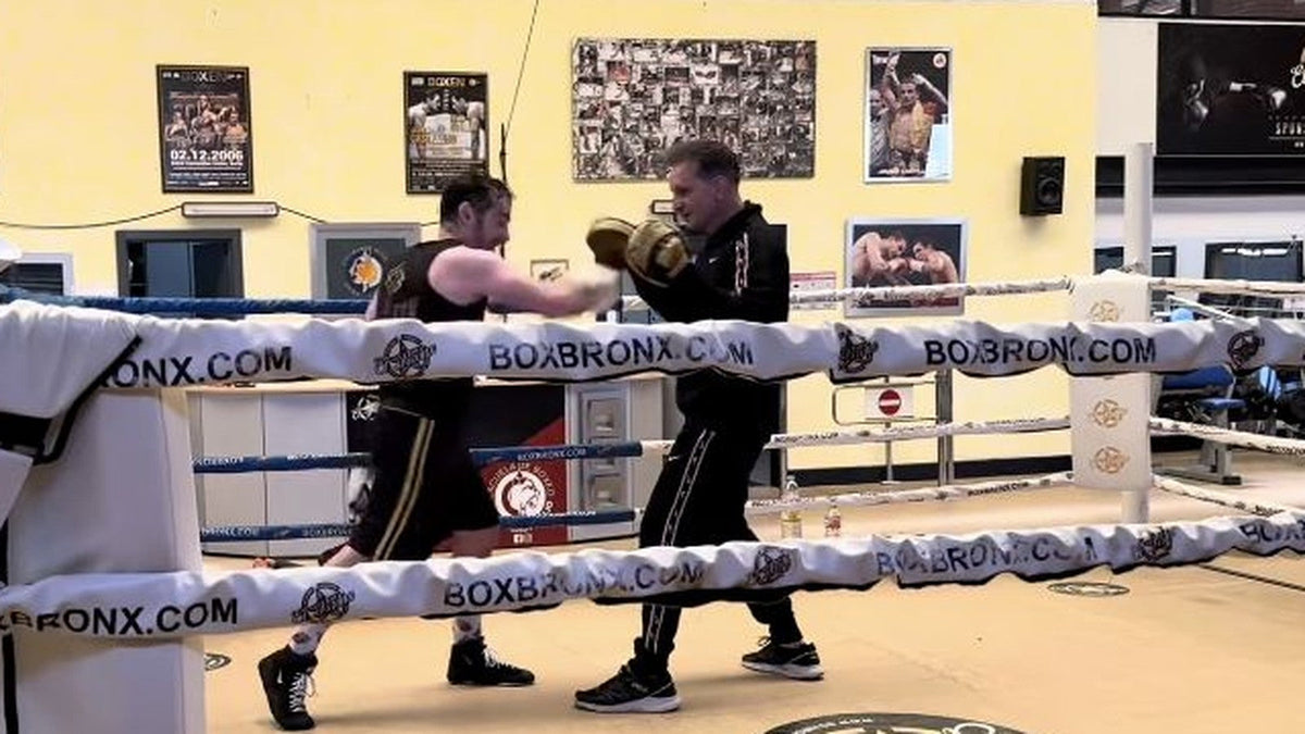 Javier Echaleku trabajando con manoplas junto a Javier Castillejo en el gimnasio.