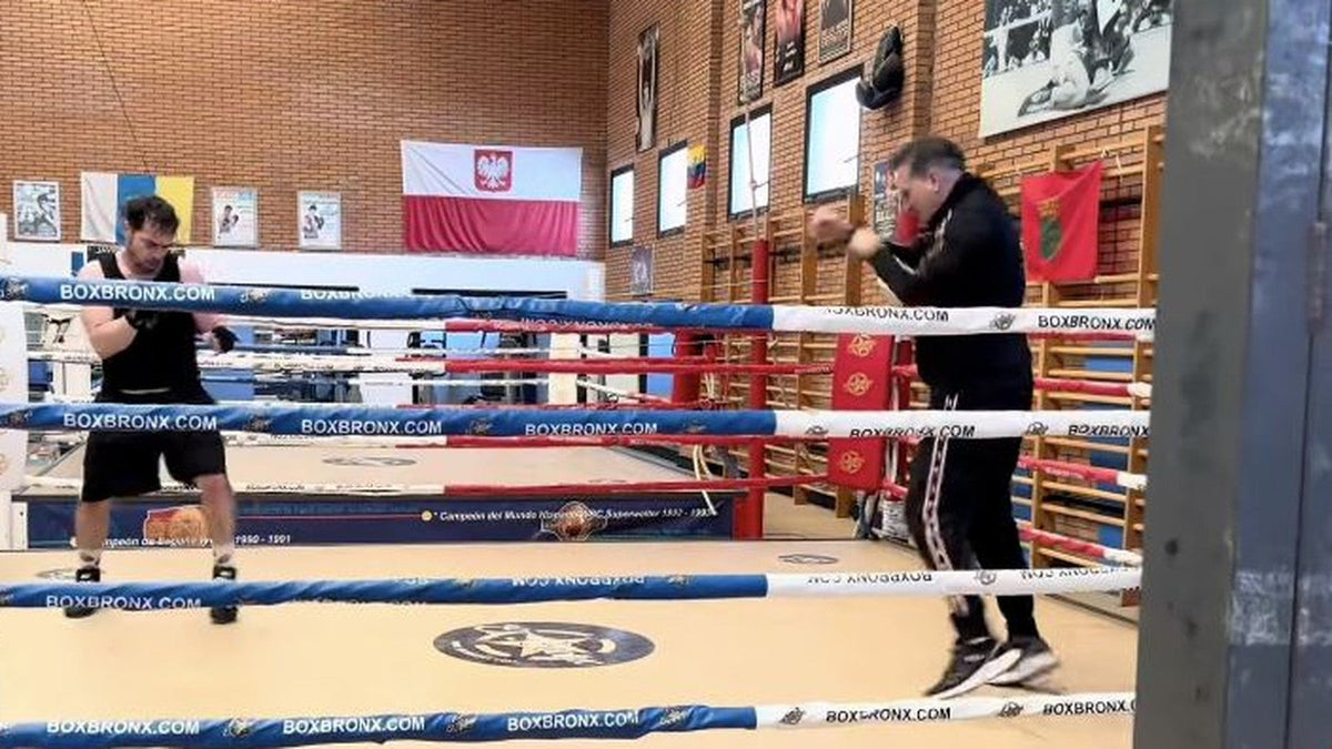 Javier Echaleku y Javier Castillejo practicando desplazamientos dentro del ring.
