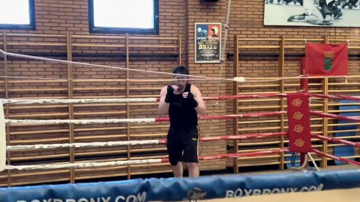 Javier Echaleku practicando sombra dentro del ring.