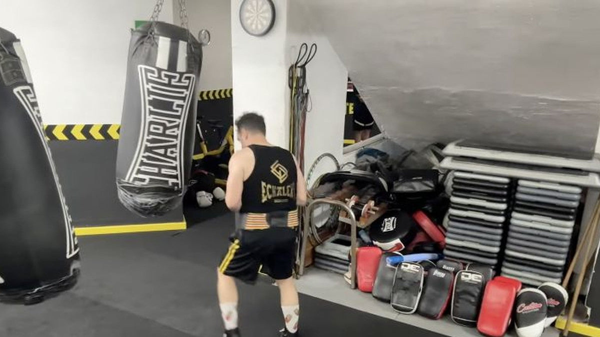 Javier Echaleku en posición de boxeo frente a un saco en Team Sáez.