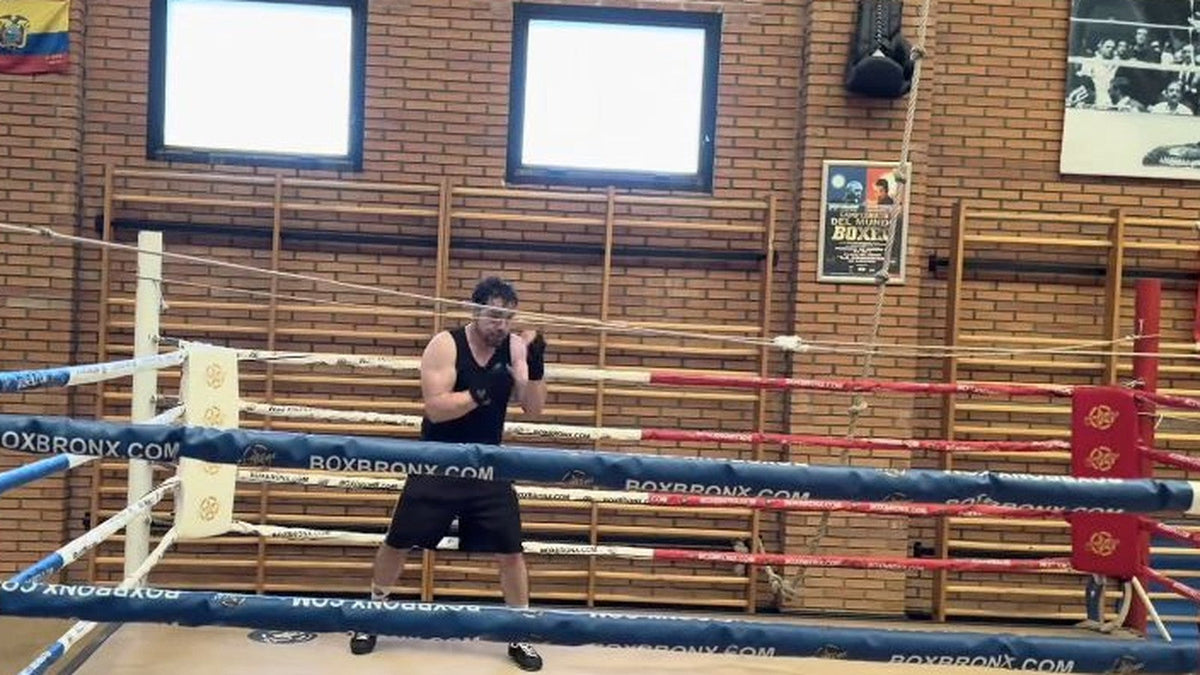 Javier Echaleku con las manos en guardia durante trabajo de sombra en el ring.