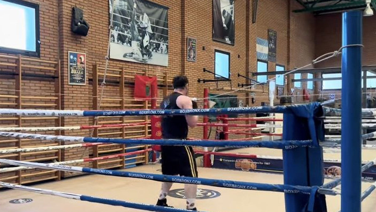 Javier Echaleku practicando desplazamientos y sombra dentro del ring.