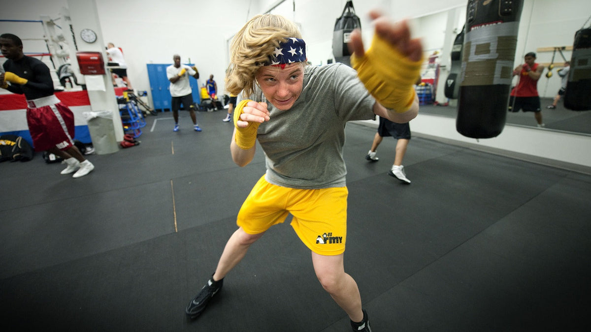 Rachell Wehrle practica boxeo de sombra en el gimnasio de Lackland el 15 de febrero de 2011