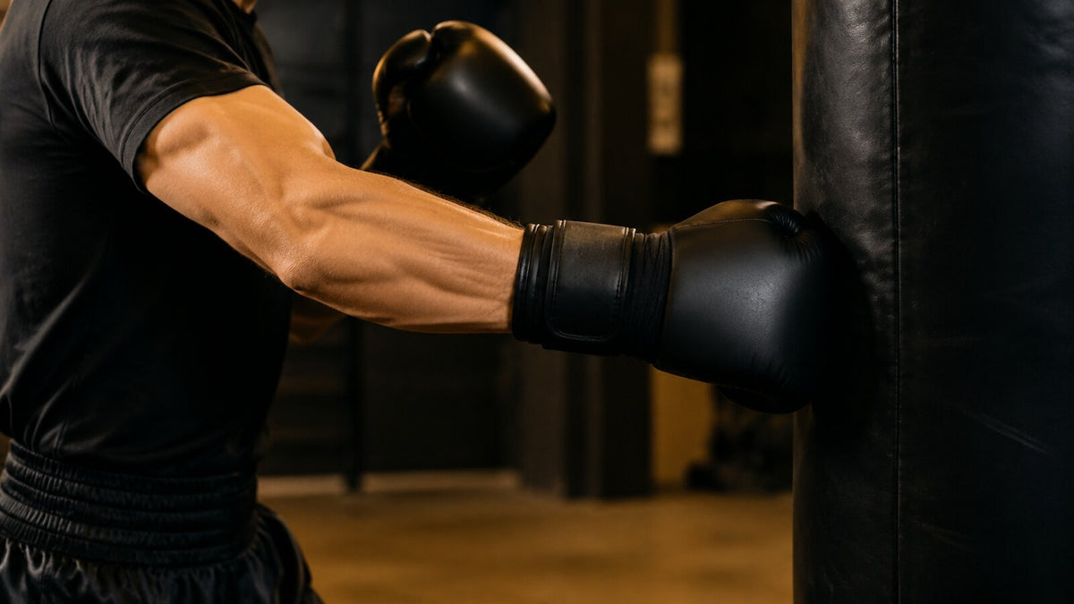 Boxeador golpea el saco con la muñeca alineada y las manos correctamente protegidas
