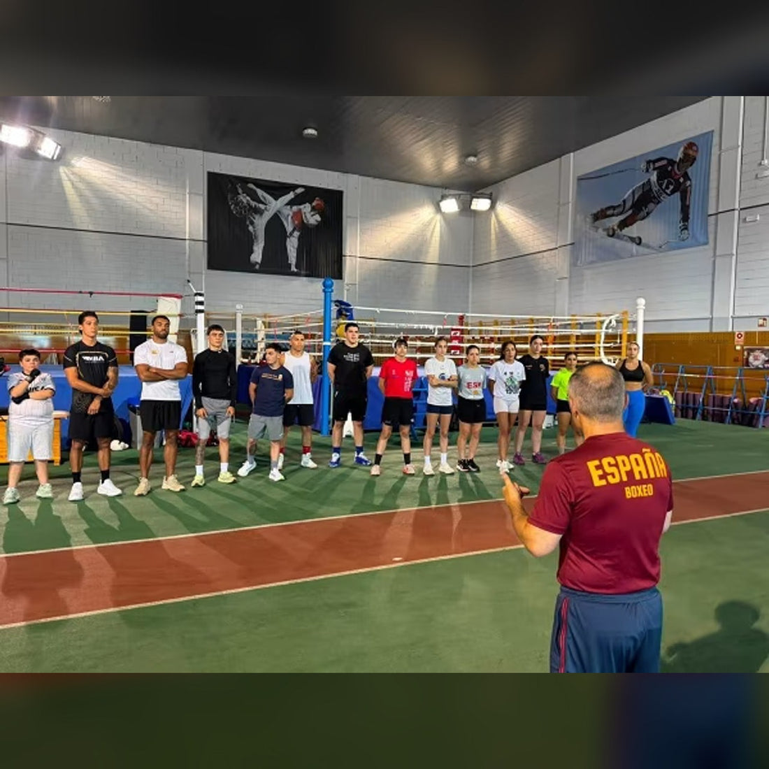 El equipo español de boxeo escucha al cuerpo técnico durante la concentración de Sierra Nevada previa a Taranto 2026