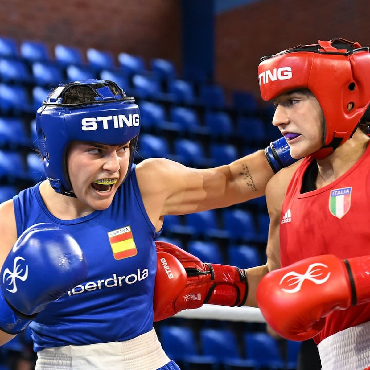 Boxeadora española compite contra una rival italiana en el Europeo U19 de boxeo de Loznica