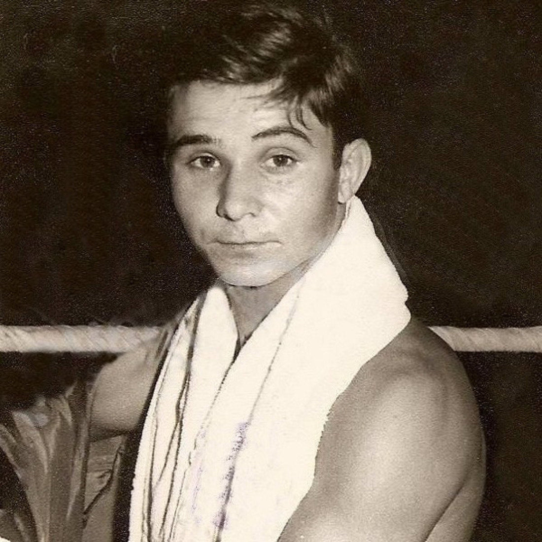 Fernando Riera Ros, boxeador olímpico de Sueca, en el ring durante su juventud