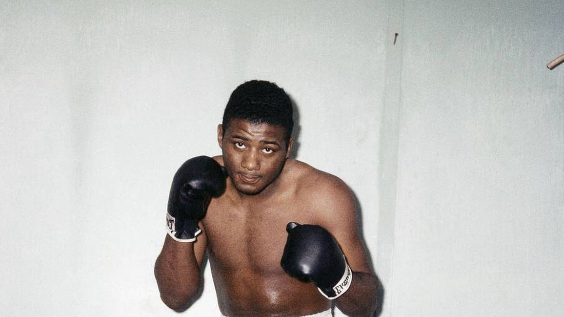Floyd Patterson en 1958, de frente y con los guantes levantados en guardia; fotografía de Associated Press.