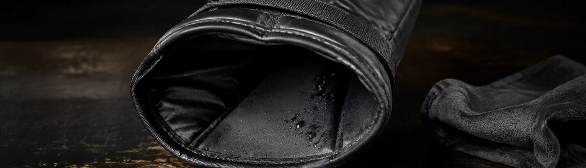 Interior de un guante de boxeo con forro impermeable y gotas de humedad