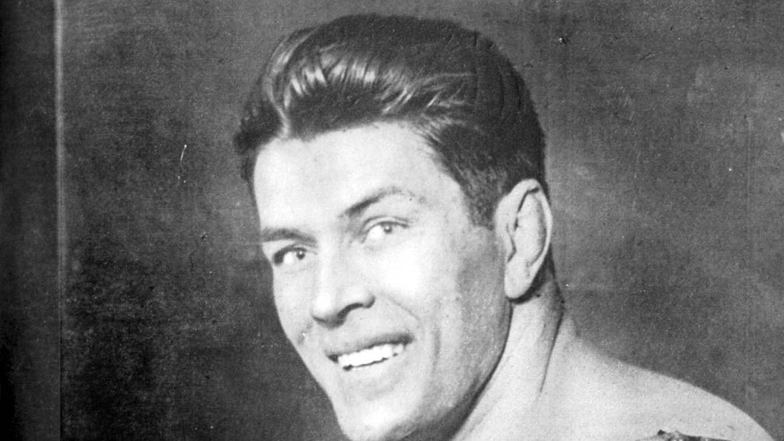 Gene Tunney en ropa de boxeo, retratado junto al ring en El Gráfico de octubre de 1927