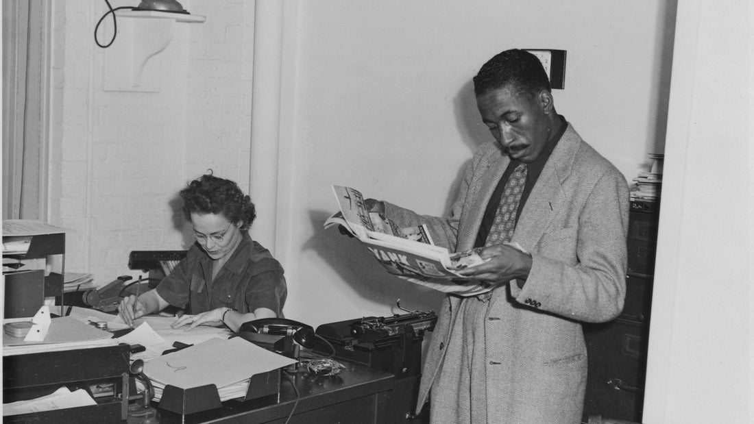 Gordon Parks revisa una revista junto a Helen Wool en una oficina, hacia 1943.