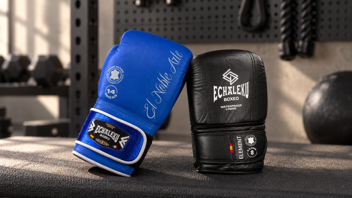 Guante Guanajuato Cantera Azul y guantilla ELEMENT de ECHALEKU BOXEO en una zona de entrenamiento recreada.