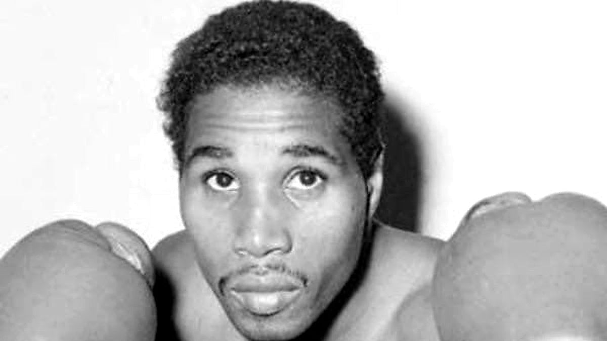 Ismael Laguna con guantes de boxeo, campeón mundial panameño del peso ligero