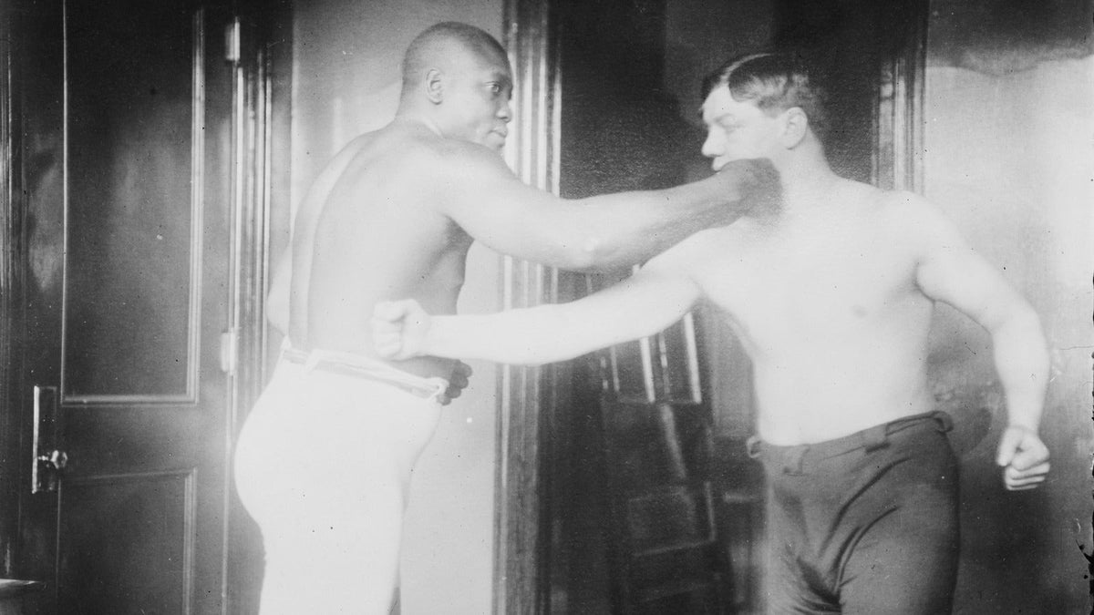 Jack Johnson, a la izquierda, con un compañero en una fotografía de entrenamiento de Bain News Service, hacia 1910–1915.