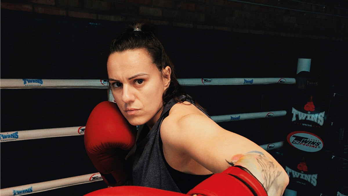 Joana Pastrana entrenando en un ring con guantes rojos