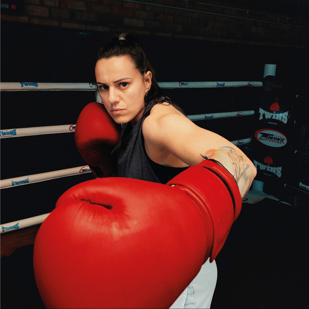 Joana Pastrana entrenando en un ring con guantes rojos