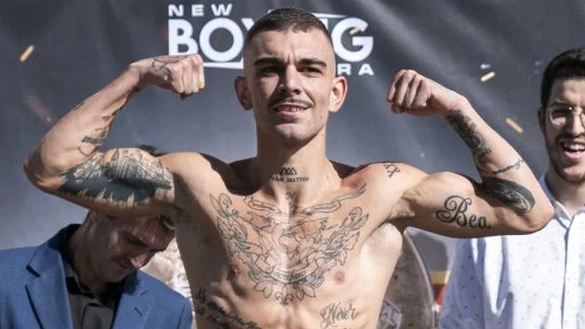 Jon Fernández posa durante el pesaje de su combate con José Osado en 2022