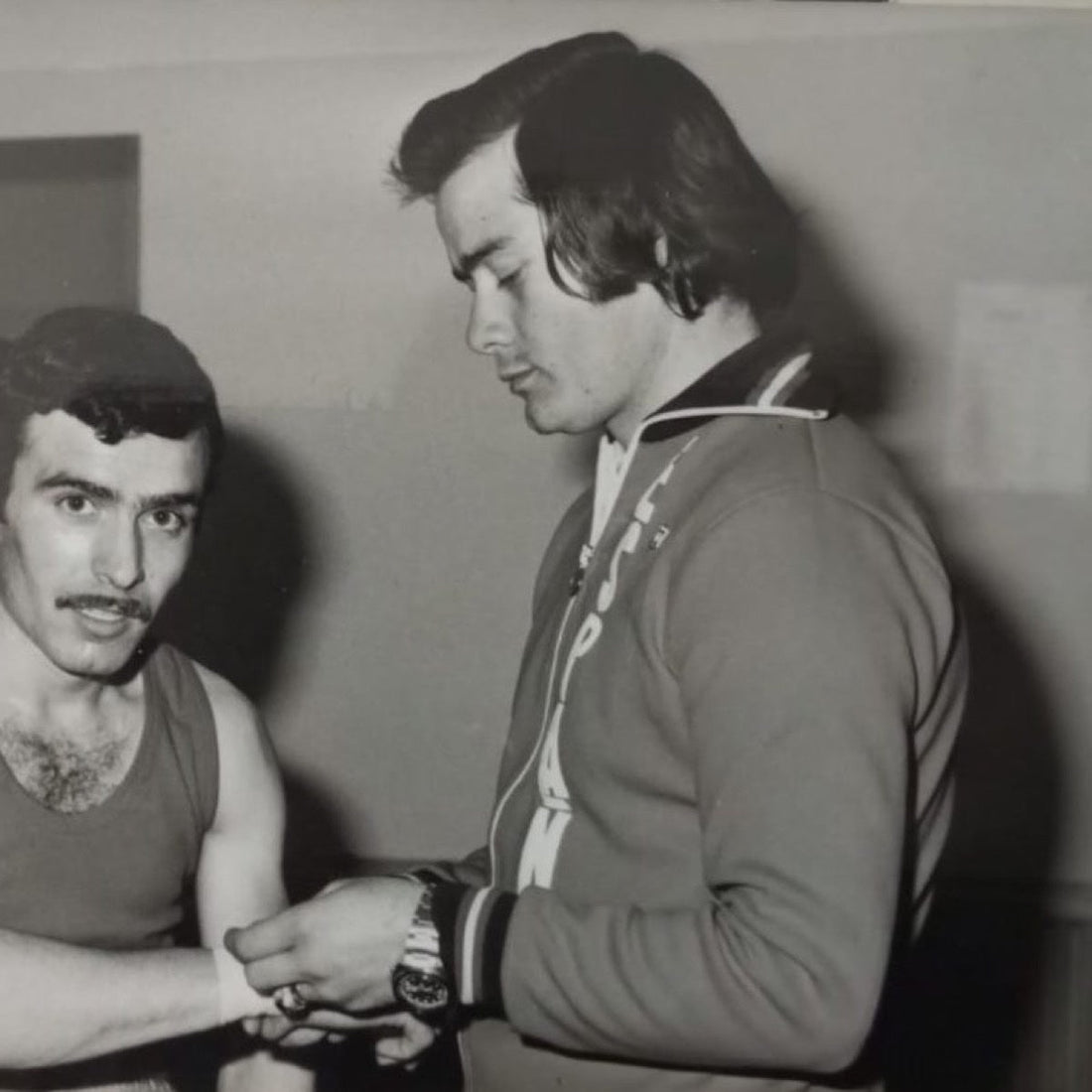 Manuel Pérez García, entrenador histórico del Club Boxeo La Unión de Castellón, trabajando en la esquina