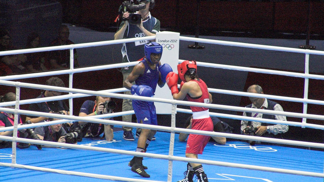 Mary Kom, de rojo, frente a Nicola Adams, de azul, en la semifinal olímpica de Londres 2012. Foto: cormac70, CC BY 2.0.