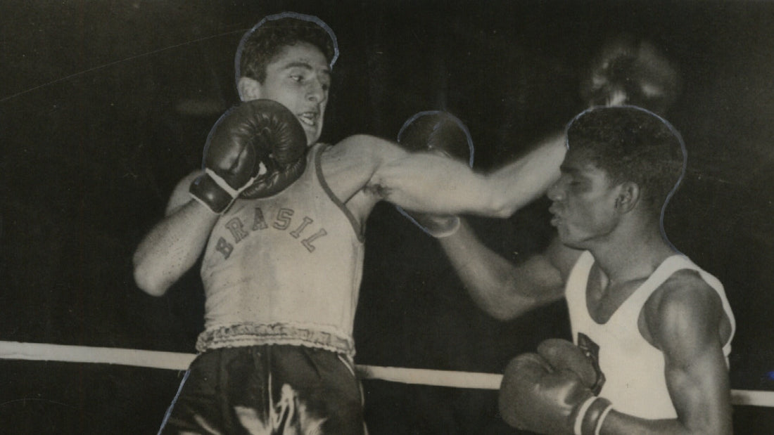 Dos boxeadores trabajan en un ring en una fotografía del archivo de Éder Jofre de 1956