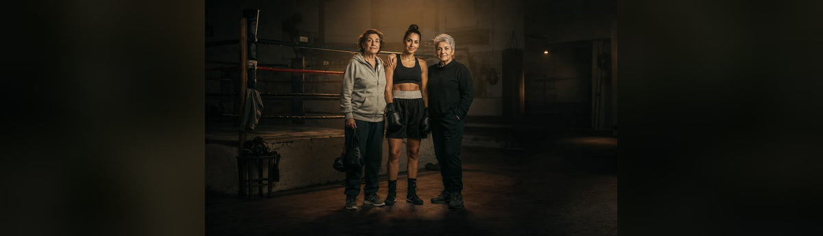 Tres generaciones de mujeres vinculadas al boxeo reunidas junto a un ring