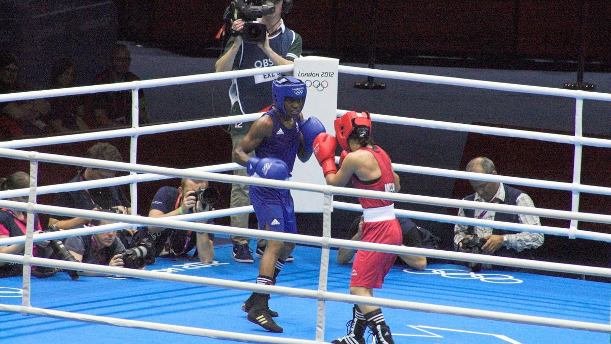 Nicola Adams, de azul, ante Mary Kom en los Juegos Olímpicos de Londres 2012; fotografía de cormac70.