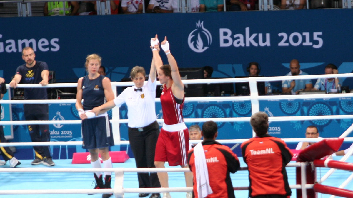 Nouchka Fontijn, de rojo y con los brazos levantados, celebra su victoria en la final de los Juegos Europeos de Bakú 2015.