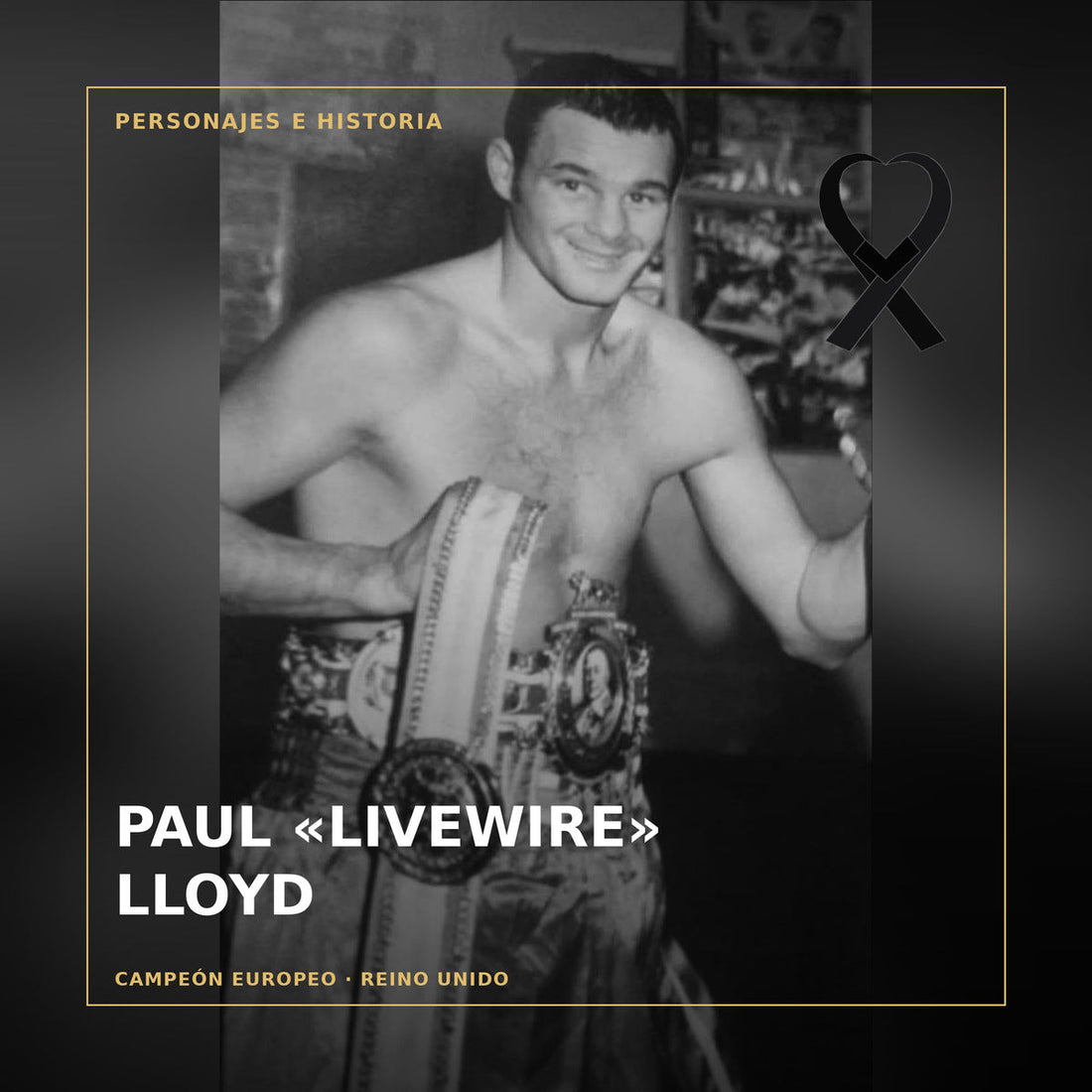 Paul «Livewire» Lloyd con sus cinturones, en blanco y negro y con crespón negro. Fotografía publicada por Anderson Funeral Directors.