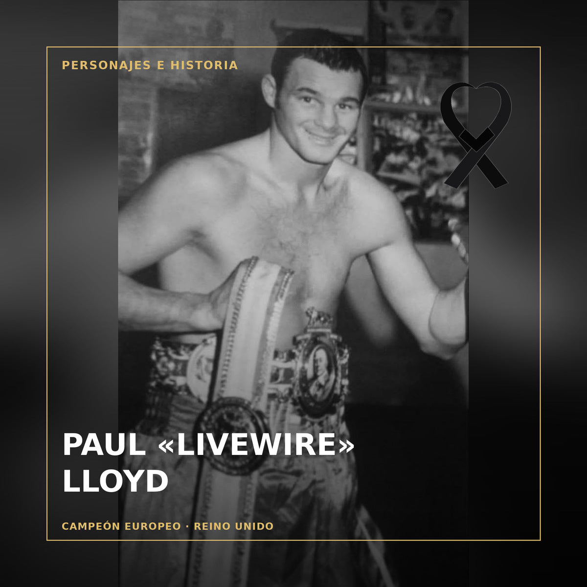 Paul «Livewire» Lloyd con sus cinturones, en blanco y negro y con crespón negro. Fotografía publicada por Anderson Funeral Directors.